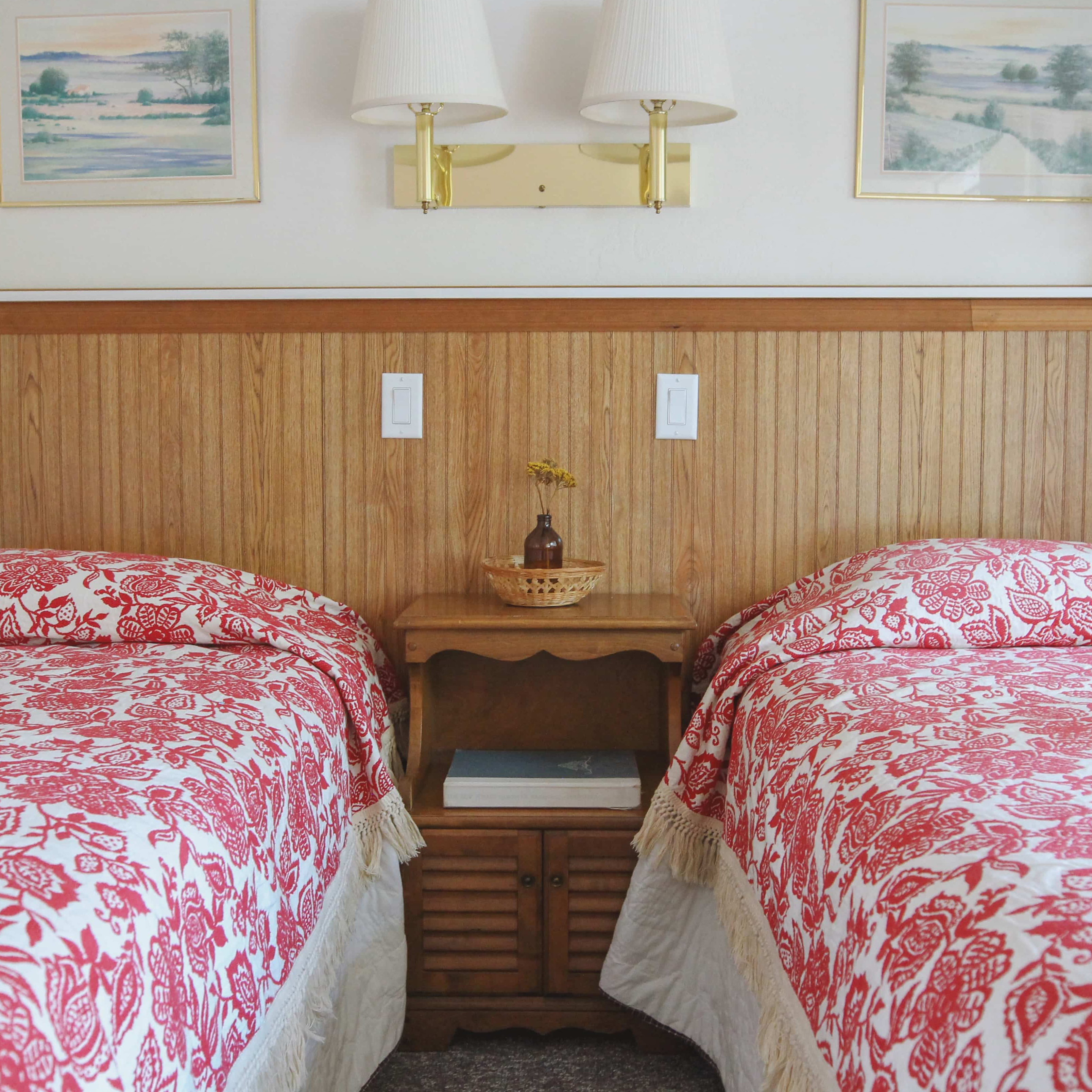 Emerald Valley Inn - Fir Room 2 Twin Beds